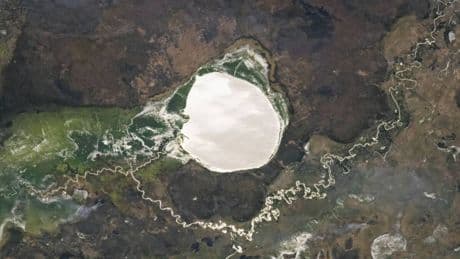 La NASA encuentra una 'mancha blanca' en la sabana africana: no es nieve, sino el resultado de un fenómeno raro