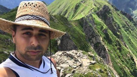 Avvelenato e fatto a pezzi da madre e compagna