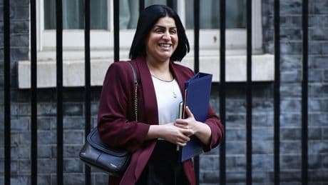 D’origine pakistanaise, musulmane et anti-immigration : qui est Shabana Mahmood, la nouvelle ministre de l’Intérieur britannique ?