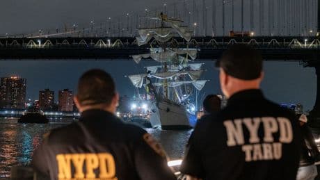 Al menos dos muertos y más de 20 heridos al chocar un buque escuela mexicano con el puente de Brooklyn en NY