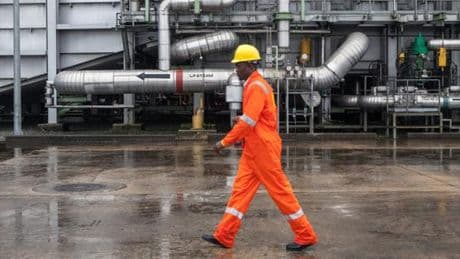 Pollution au Nigeria : un monarque réclame 12 milliards de dollars en justice à Shell