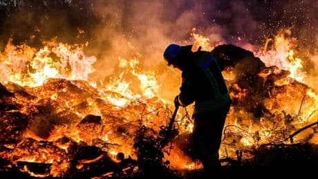 Brauchtum: Unbekannte entzünden Osterfeuer vorzeitig
