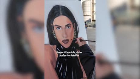 Una artista pintó a Dua Lipa en la cola de uno de sus conciertos en Madrid y la obra llegó a la cantante gracias a Almodóvar