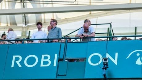 Werbebande fällt Zuschauerin aus acht Metern in den Nacken – Zverev reagiert sofort