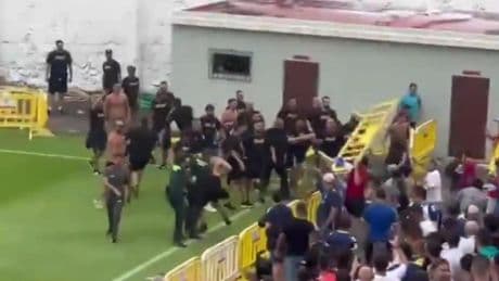 La violencia ultra protagoniza el derbi canario: lanzamiento de vallas y empujones en el partido entre Las Palmas y el Tenerife