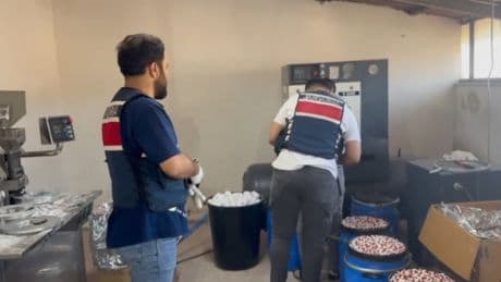 İstanbul'daki operasyonlarda 847 bin 600 uyuşturucu hap ele geçirildi, 2 şüpheli tutuklandı