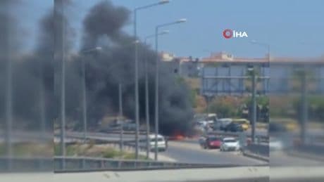 Manavgat'ta bariyerlere çarpan otomobil alev aldı: 2 yaralı