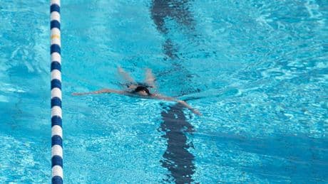 Zwei Männer umkreisen drei Mädchen in Freibad – und belästigen sie