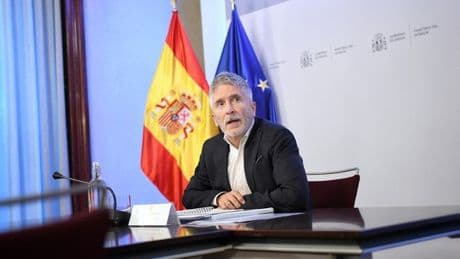 Marlaska cree que ya "hay medios suficientes para luchar contra el fuego" y carga contra Feijóo