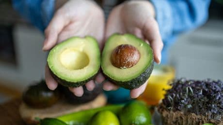 Nie wieder zerdrückte Avocado: So kommt sie perfekt aufs Brot