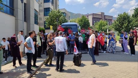 PAÜ'de sağlık işçileri iş bırakarak yürüyüş yaptı: Vergide adalet istiyoruz