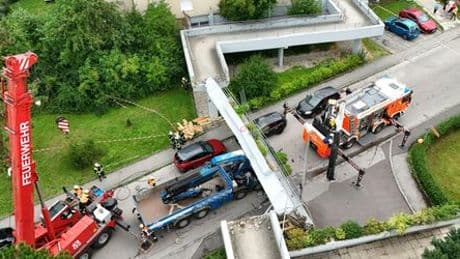 Linz in Österreich: Fußgängerbrücke stürzt auf Lkw – zwei Personen verletzt