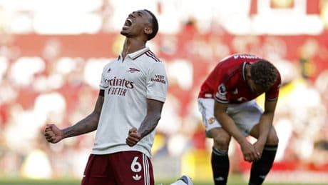 Arsenal vecht zich naar krappe zege bij Manchester United, dat meer had verdiend