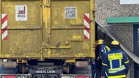 Straßenverkehr: Zwei Fahrer sterben bei schwerem Lastwagen-Unfall in Kiel