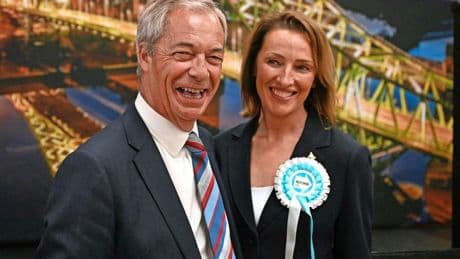 Slechts 6 stemmen verschil in kiesdistrict, ’verbluffend’ Reform van Nigel Farage levert eerste burgemeester en deelt klap uit aan Labour