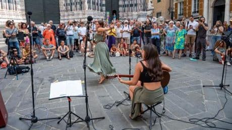 Genova, gli artisti di strada in piazza per i 5 sì al referendum