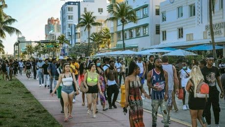 Tourismus: Knapp neun Prozent weniger Einreisen – Flugbuchungen in die USA brechen ein
