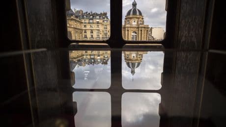 Sénat: un ex-conseiller LR bientôt jugé pour avoir photographié des parties intimes de femmes à leur insu