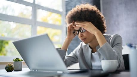 Les étudiants rajoutent des fautes à leurs devoirs rédigés par l'IA pour tromper leurs professeurs