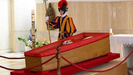 Vatikan: Toter Papst Franziskus wird in den Petersdom überführt und aufgebahrt