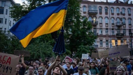 Lotta alla corruzione. Pressing di Ue e G7 e proteste in piazza. Dietrofront Zelensky