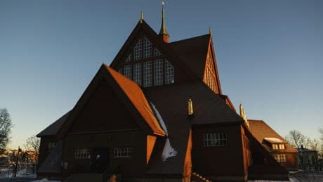 Suède : l’église en bois de Kiruna entame un déménagement historique pour l’essor minier