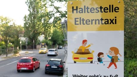 Unfallgefahr, Stau und Generve - Erstes Bundesland will Autos vor Schulen verbieten
