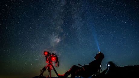 Que la Luna no te arruine hoy el pico de las perseidas 2025: los mejores consejos para 'cazar' estrellas fugaces