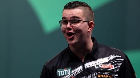 Darter Van Veen verrast nummer één van de wereld Humphries bij World Matchplay