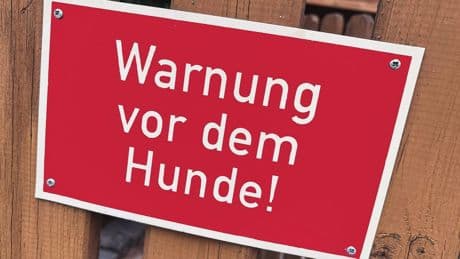 Hundeschild am Gartenzaun: Befreit "Vorsicht, bissiger Hund" von Haftung?