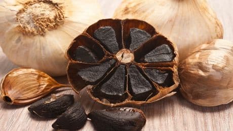 Besser als normaler Knoblauch? Darum schwören viele auf die schwarze Variante