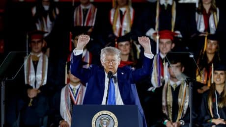 Trump dice que los magnates de Internet ahora le "besan el culo"
