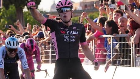 Giro d’Italia, parata trionfale per Simon Yates. L’ultima volata al Circo Massimo a Kooij