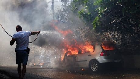 Des incendies font rage dans le sud, les flammes atteignent Marseille