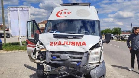 Kastamonu'da ambulans cipe çarptı! Kazada 4 kişi yaralandı