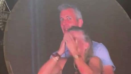 Er kuschelte bei Coldplay-Konzert fremd - Kiss-Cam-Skandal könnte Tech-Boss 30 Mio. kosten!