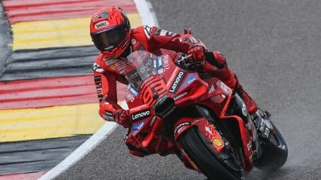 <p>Marquez re della pioggia, Bezzecchi secondo&nbsp;e Bagnaia lontanissimo: la Sprint del Sachsenring</p>