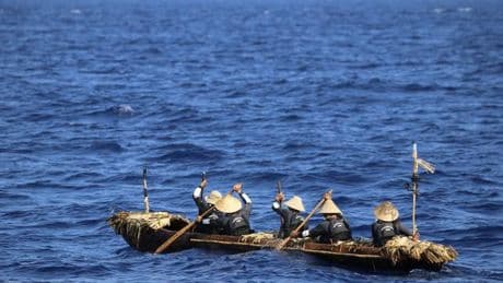 Traverser une mer dangereuse en canoë comme à l’âge de la pierre