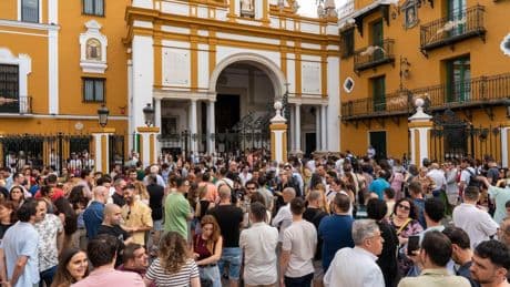 Centenares de fieles exigen "dimisiones" tras la restauración fallida de la Virgen de la Macarena: "No nos vais a callar"