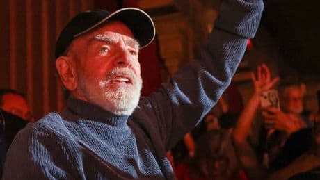 Neil Diamond surprises fans with rare performance 7 years after announcing retirement