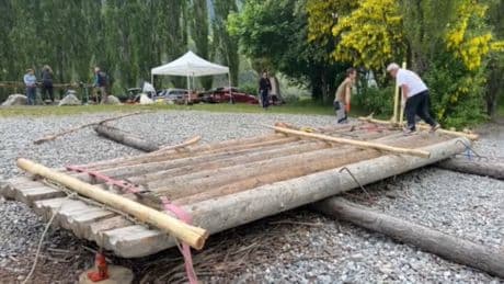 Saint-Clément: les radelles se construisent pour la descente des Radeliers de la Durance