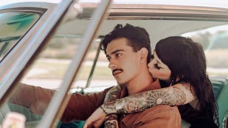Cuidado con este gesto romántico en el coche: la DGT lo sanciona con hasta 500 euros