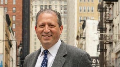 Brad Lander, il candidato democratico a sindaco di New York arrestato dagli agenti per l'immigrazione
