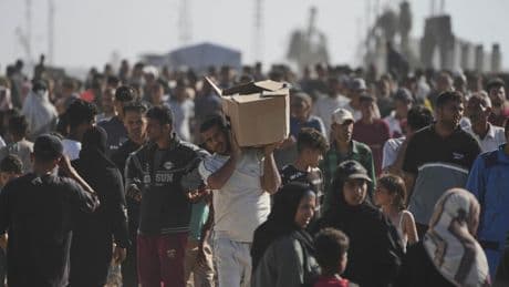 Bande de Gaza: affamée, la foule se rue sur un centre de distribution d'aide de la GHF