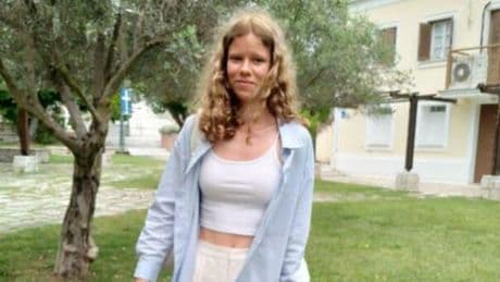 Mariia Buhaiova si uccide a 18 anni dopo la fine dello stage: «A Kiev non ci torno». Trovata impiccata a un albero