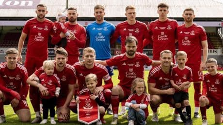 ¡Increíble! Incluyen en la alineación a un lesionado y pierden la final con diez