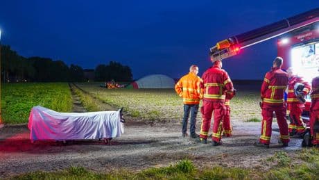 Gewonde door harde landing luchtballon op akker in Groningen
