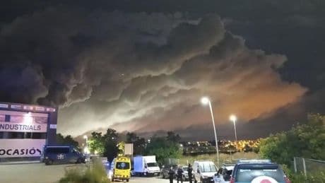 Confinados varios municipios tras un incendio con nube tóxica en Barcelona