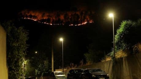 L’incendie près de Martigues n’est toujours pas « maîtrisé » à l’aube, celui de la forêt de Brocéliande est « fixé »