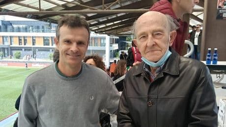 El detalle de Uriarte con un athleticzale de Albacete de 90 años que viene por primera vez a San Mamés